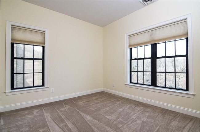 Building Photo - 30 Elm Pl