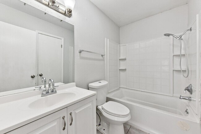 Building Photo - 1210 Southport Dr