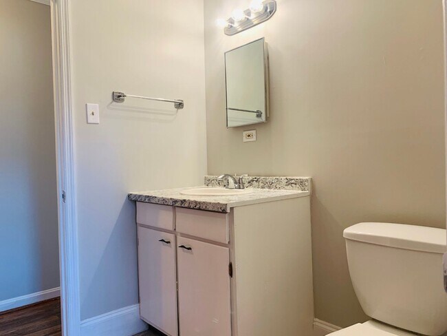 Building Photo - Welcome home! 3 bed, 1.5 bath, newly renov...
