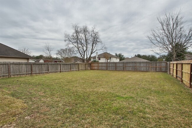 Building Photo - 527 Richcrest Dr