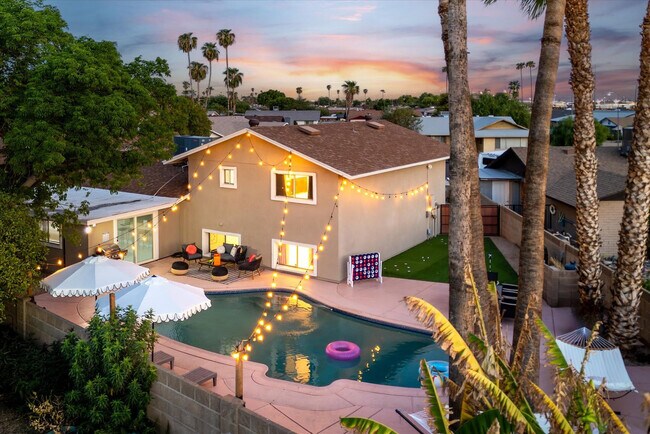 Building Photo - 5747 N 48th Ln