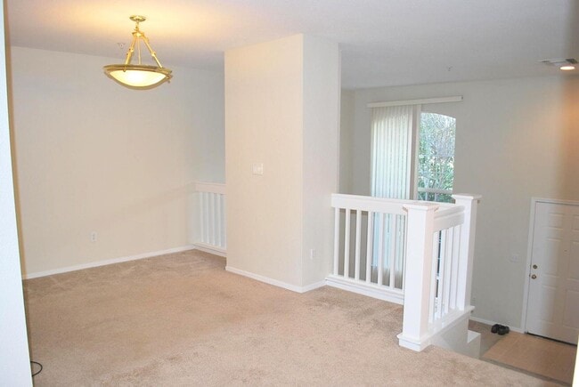 Building Photo - Bright & Modern Townhouse in Beautiful Danville! Close to Blackhawk Plaza!