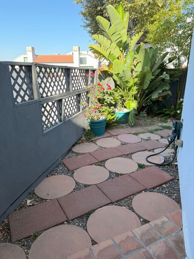 Building Photo - 2 bed, 2.5 bath Le Parc townhome