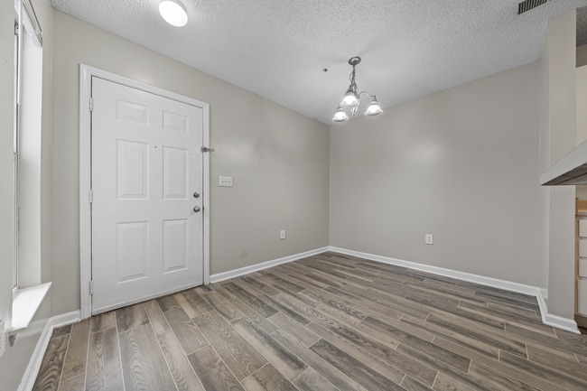 Building Photo - 2431 Hill St