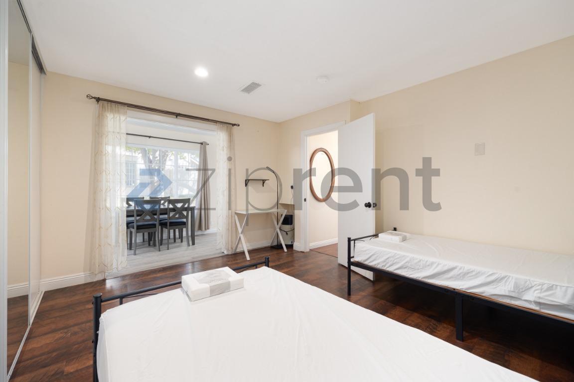 Building Photo - 2404 Manzana Way