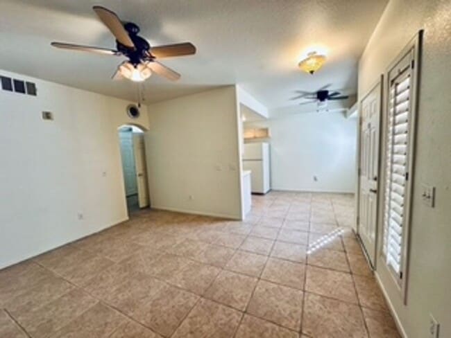 Building Photo - Cozy 1st-floor condo unit with 2 bedrooms and 2 bathrooms. Located in a guard-gated community in ...