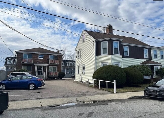 Building Photo - 100 Central St