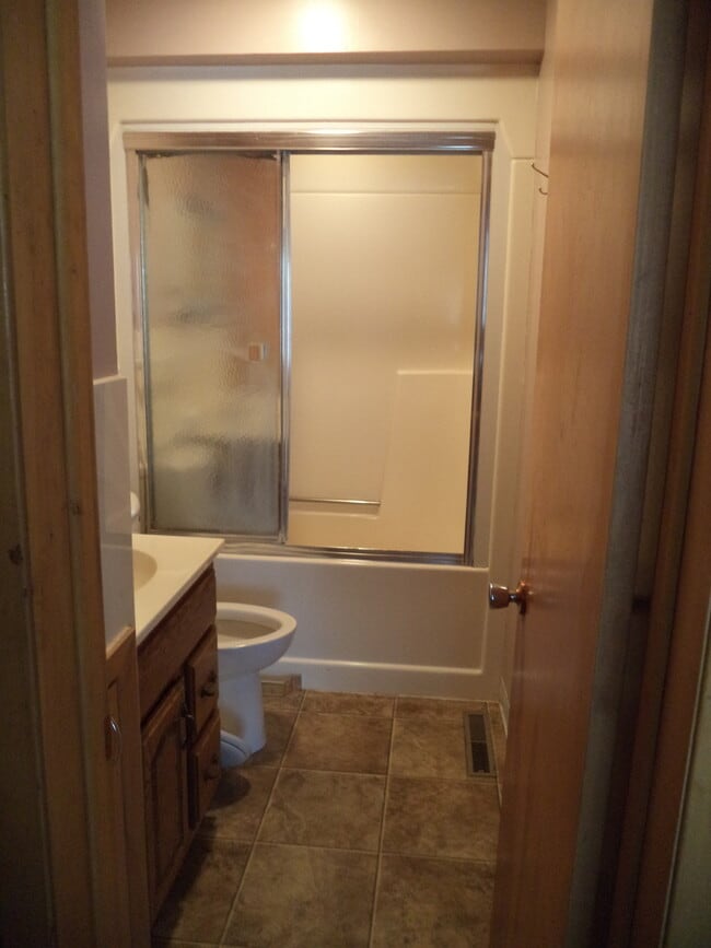 Building Photo - 1224 6th Ave NE