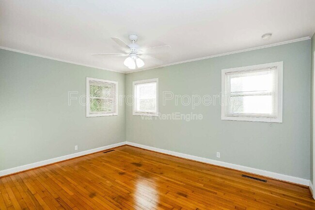 Building Photo - 1102 Woods Dr