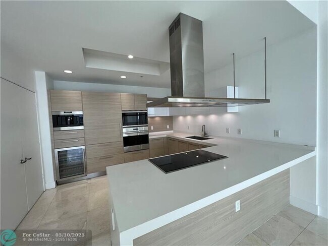 Building Photo - 17301 Biscayne Blvd