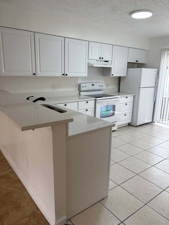 Building Photo - Newly remodeled 2/2 condo Winter Park  $300. incentive for move in by 2/15/2025