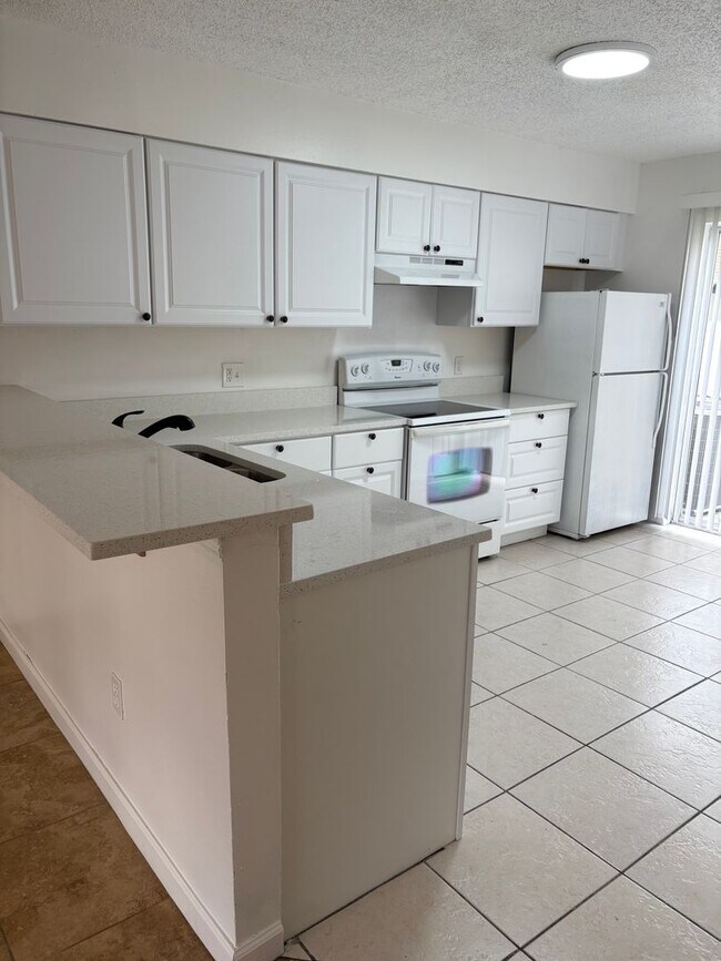 Building Photo - Newly remodeled 2/2 condo Winter Park  $300. incentive for move in by 6/15/2026