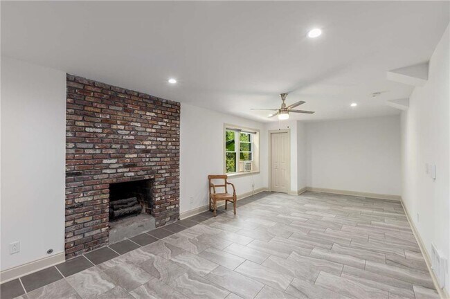 Building Photo - 2423 Sunset Dr NE