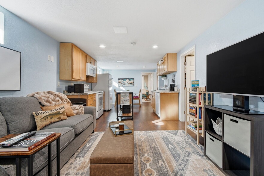 Building Photo - 1556 S Field Ct