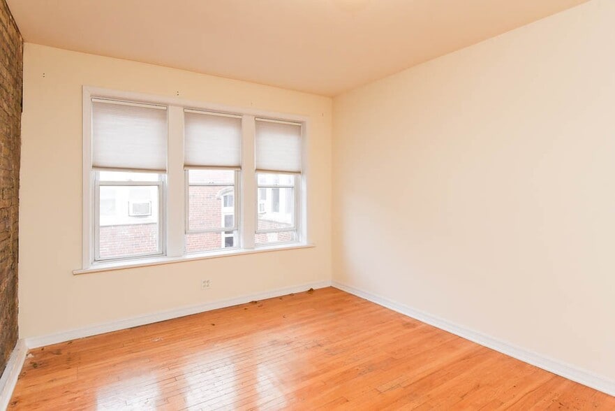 Building Photo - 3038 W Wellington Ave