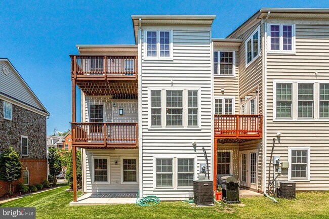 Building Photo - 47571 Royal Burnham Terrace