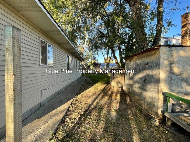 Building Photo - 570 Iona St