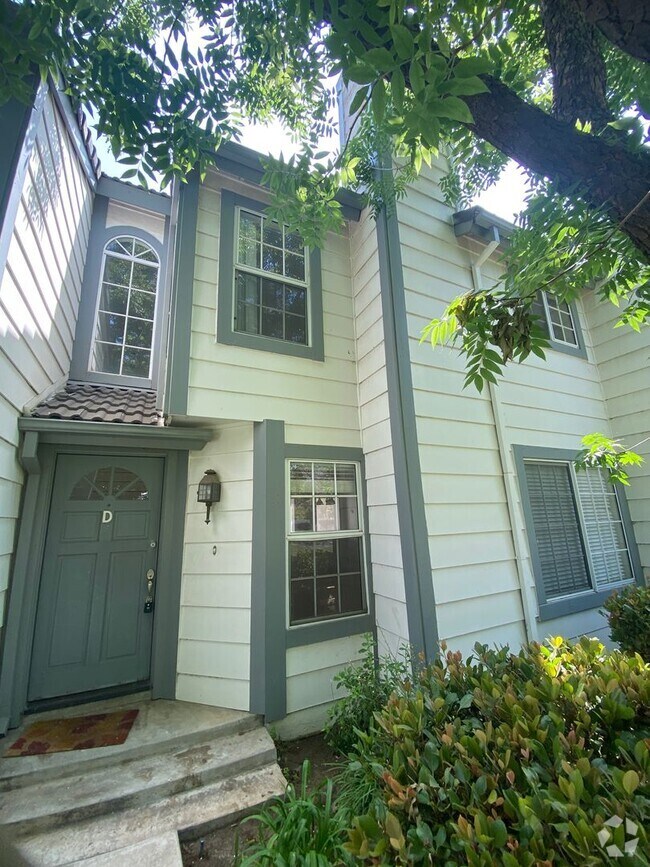 Building Photo - 3 bed, 2 1/2 bath 2-story condo on West si...