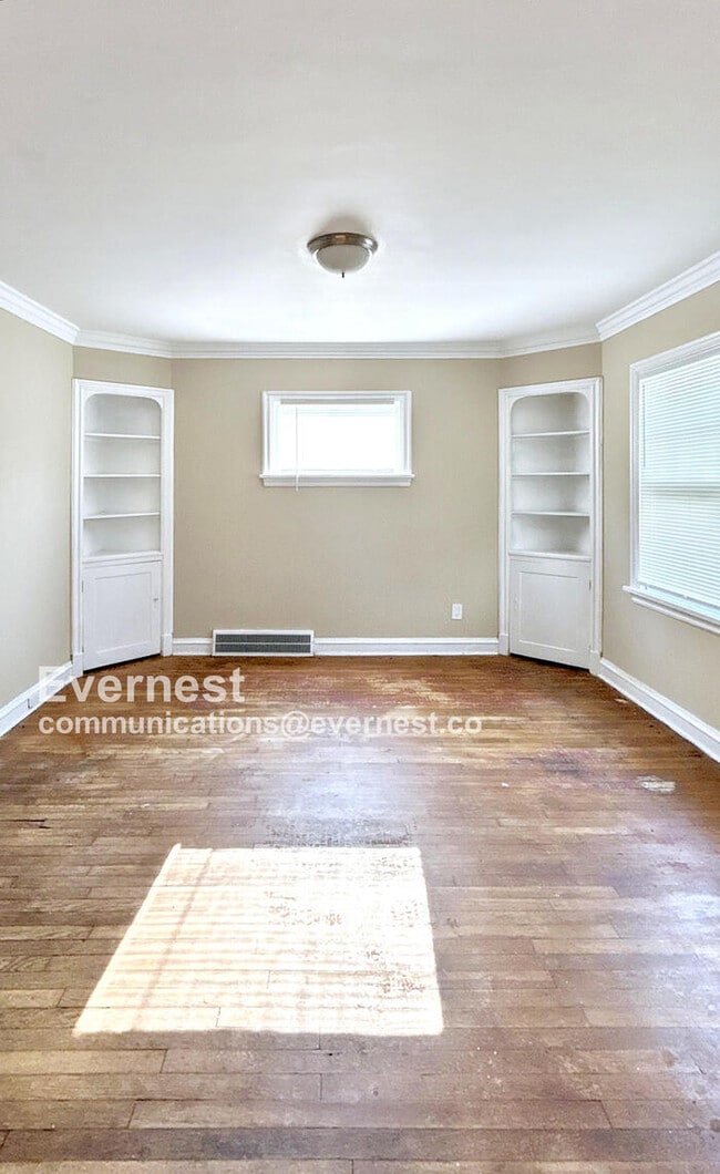 Building Photo - 3 Bed, 1 Bath Home with Great Space / Avai...