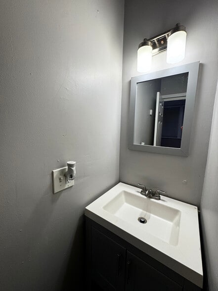 Building Photo - 2228 W 18th Pl