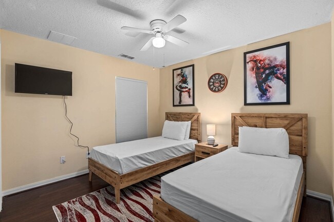 Building Photo - Large Beautiful Legacy Park Villa: 5BR, Pool & Near Disney