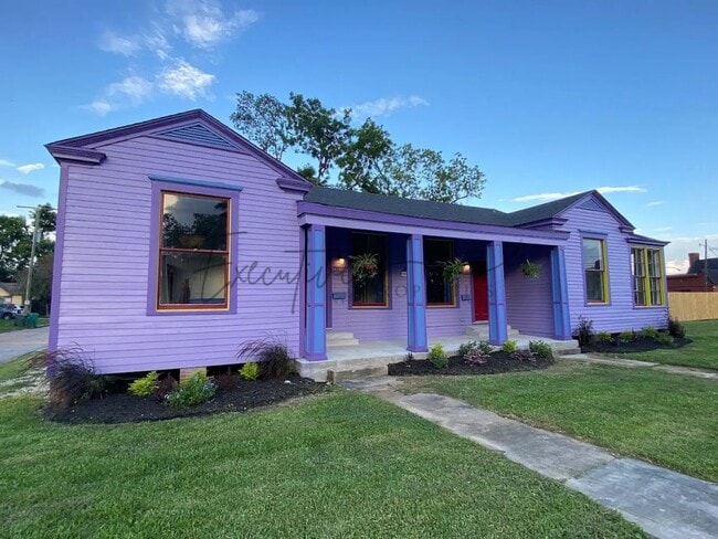Primary Photo - Charpentier District 2-Bed Duplex with Wi-...