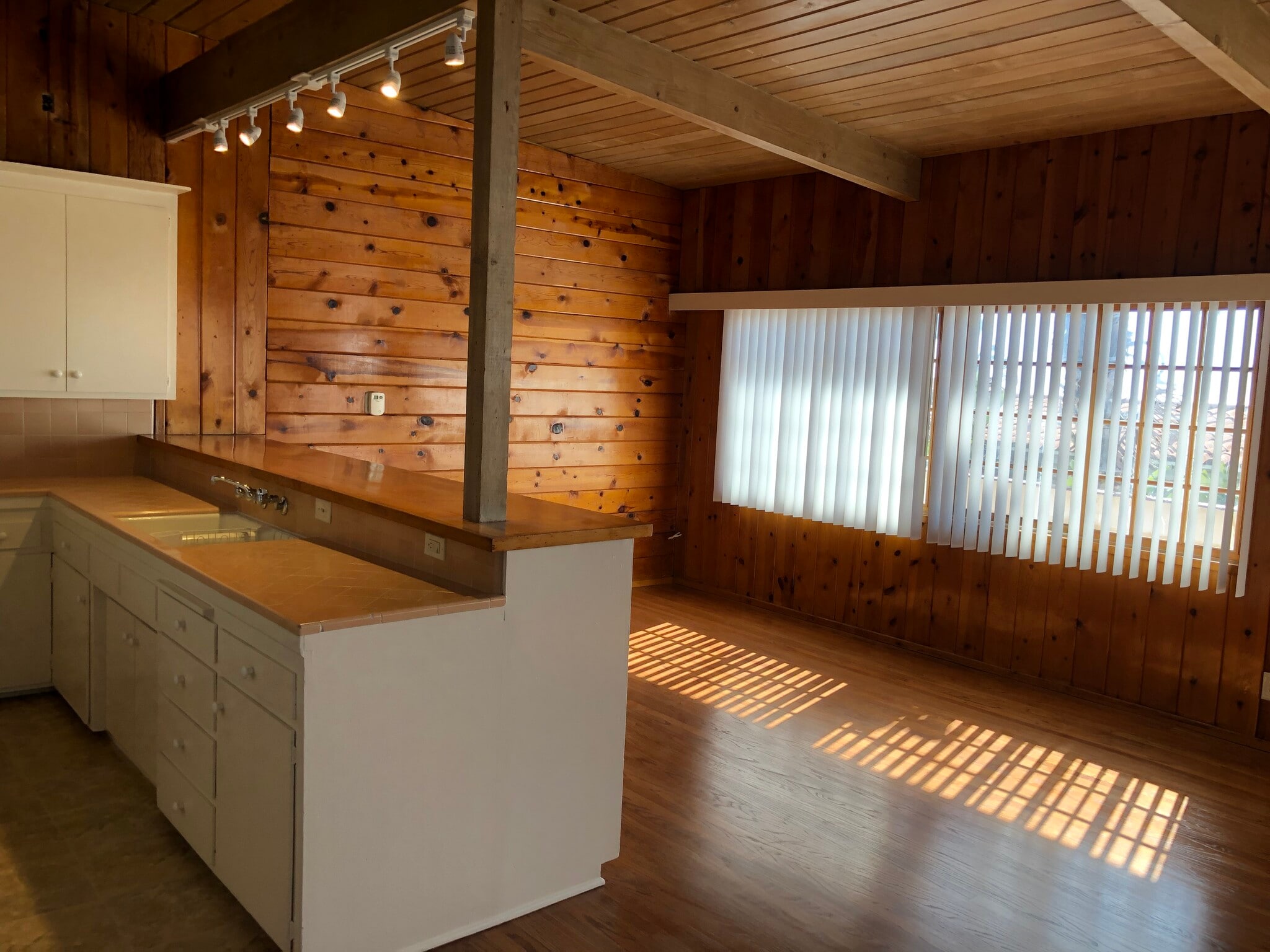 Building Photo - 3802 The Strand