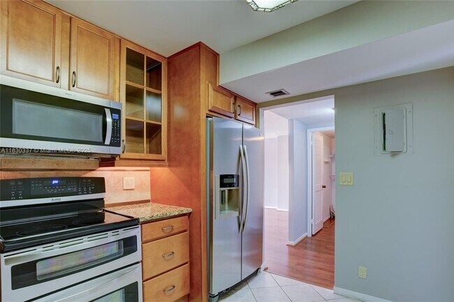 Building Photo - 2500 Parkview Dr