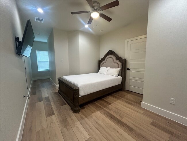 Building Photo - 5712 Harbrook Dr