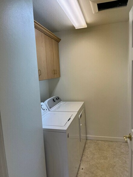 Building Photo - 441 Firelight Dr
