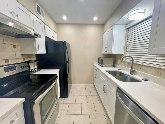 Building Photo - Move-In Special. ½ off the first full month's rent with a 12-month lease