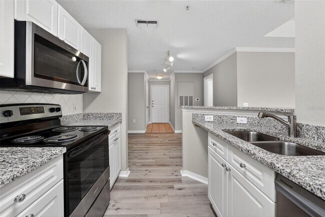 Building Photo - 18001 Richmond Pl Dr