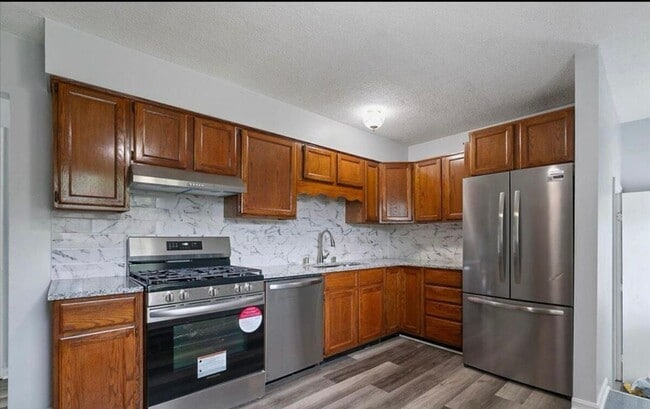 Building Photo - Updated Hillview Home! 3BR/2BA with Basement!