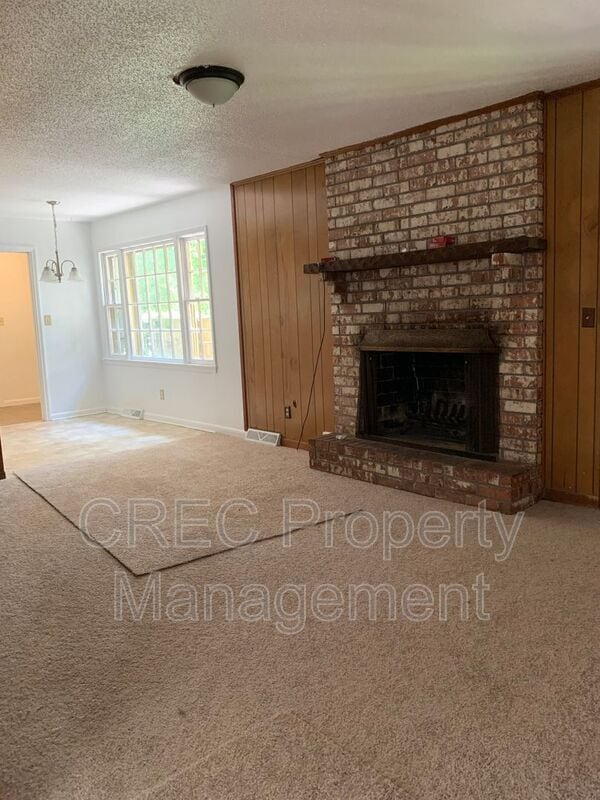 Building Photo - 205 Pinewood Dr