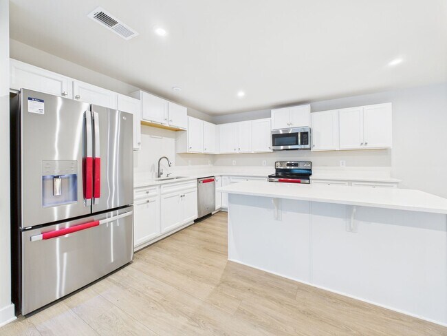Building Photo - Functional Floorplan, Modern Comfort – Wel...