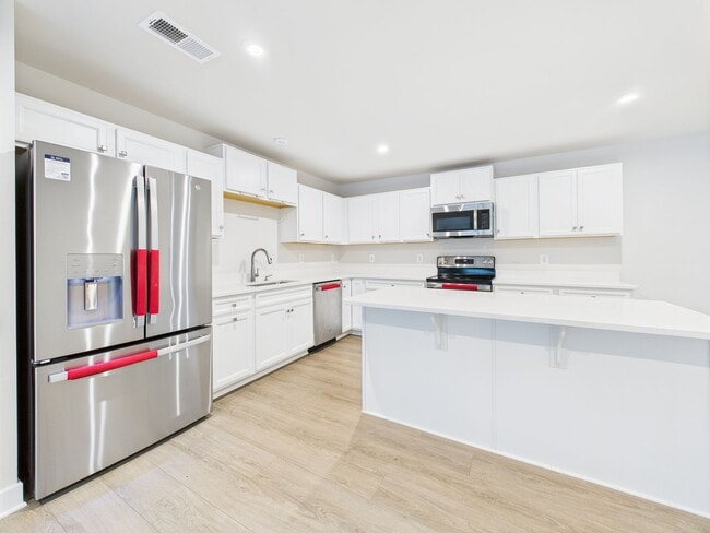 Building Photo - Functional Floorplan, Modern Comfort – Wel...