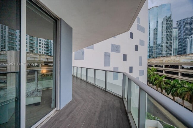 Building Photo - 1300 Brickell Bay Dr