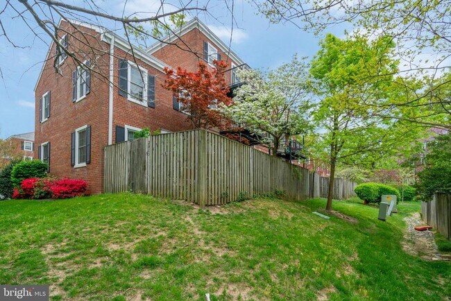 Building Photo - 2961 S Columbus St