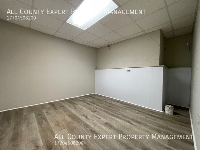 Building Photo - Near Lake Lanier - Great 2 bedroom duplex