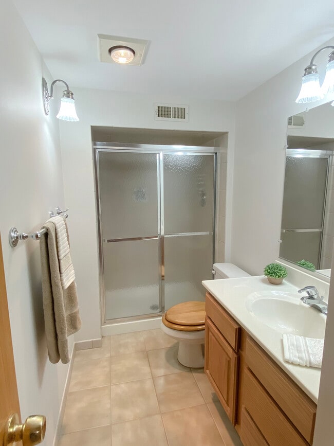 Building Photo - 2242 Eastview Dr