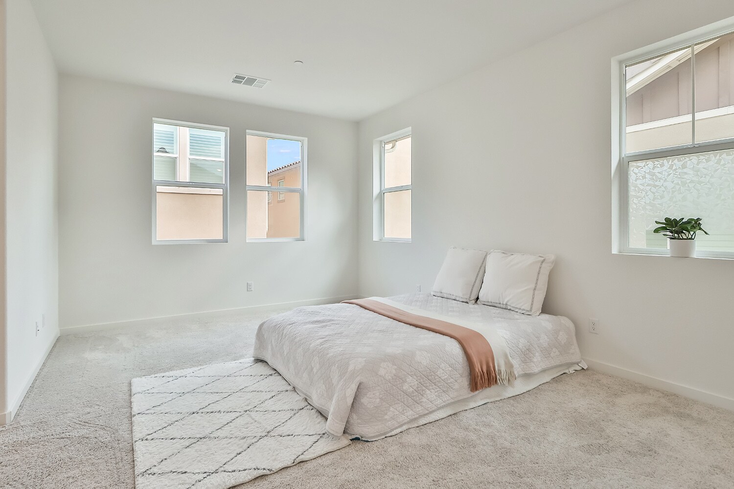 Mastersuite - 3092 Acebo Dr