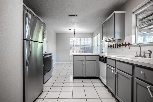 Building Photo - 309 Longshore Dr