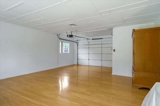 Building Photo - Great Location 3BD Home with Wood Floors &...