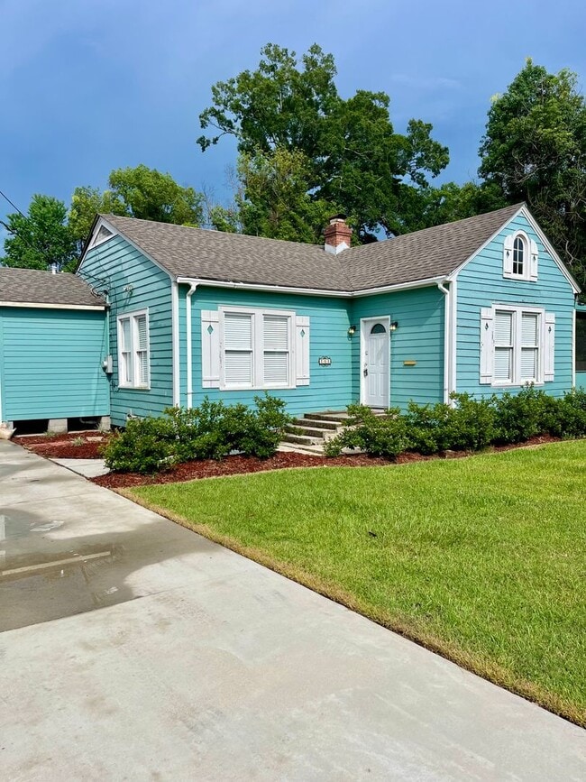 Building Photo - Charming Cottage in the Heart of Hammond! ...