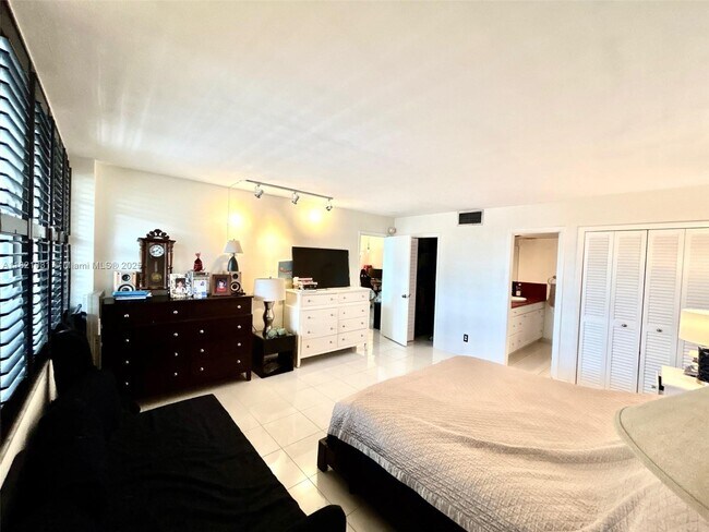 Building Photo - 9500 W Bay Harbor Dr
