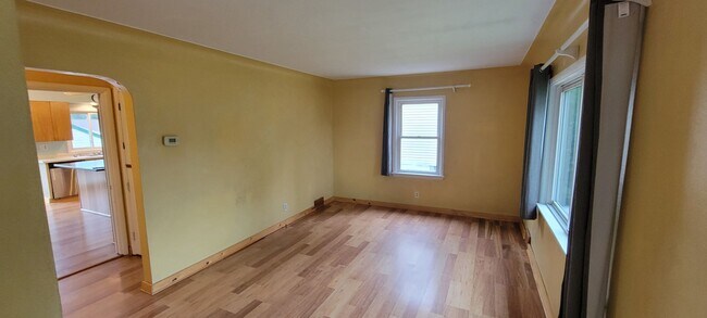 Building Photo - AVAILABLE AUGUST 15th - 4 Bed 3 Bath w/ Spacious Back Deck - SHORT TERM LEASE TILL END OF APRIL