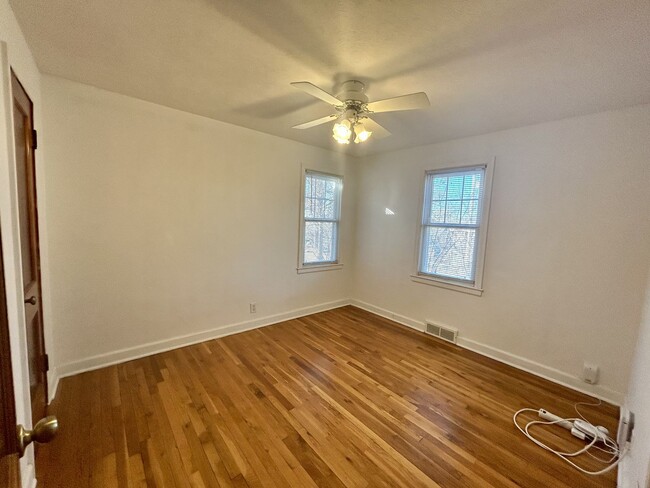 Building Photo - Cozy 3 Bedroom, 2.5 Bath Home in a Great O...