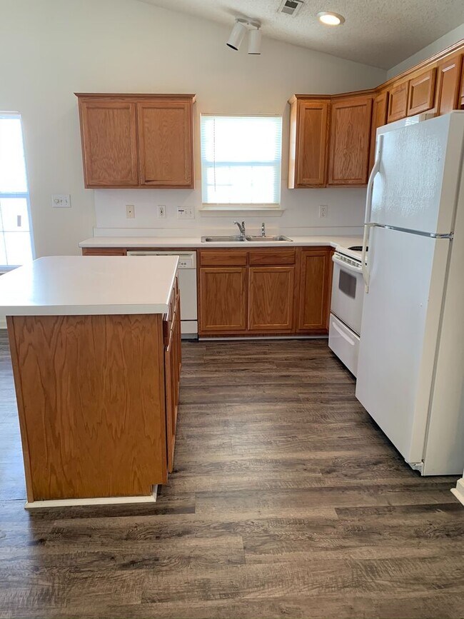 Building Photo - 1480SF 3BR 2BA