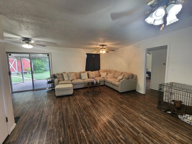 Building Photo - Darling Home in East Shawnee