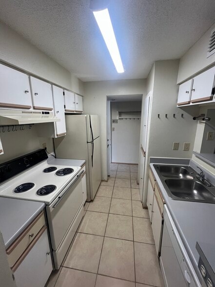 Building Photo - 8635 Mallard Reserve Dr